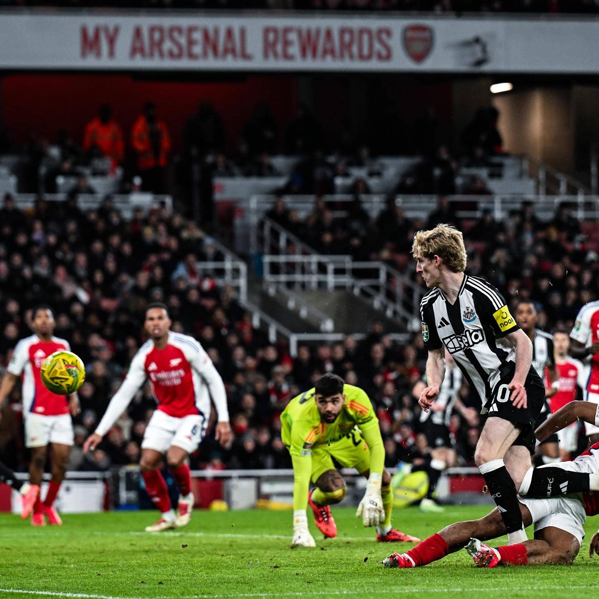 ju11.co-阿森纳备战英超比赛，球队士气高涨